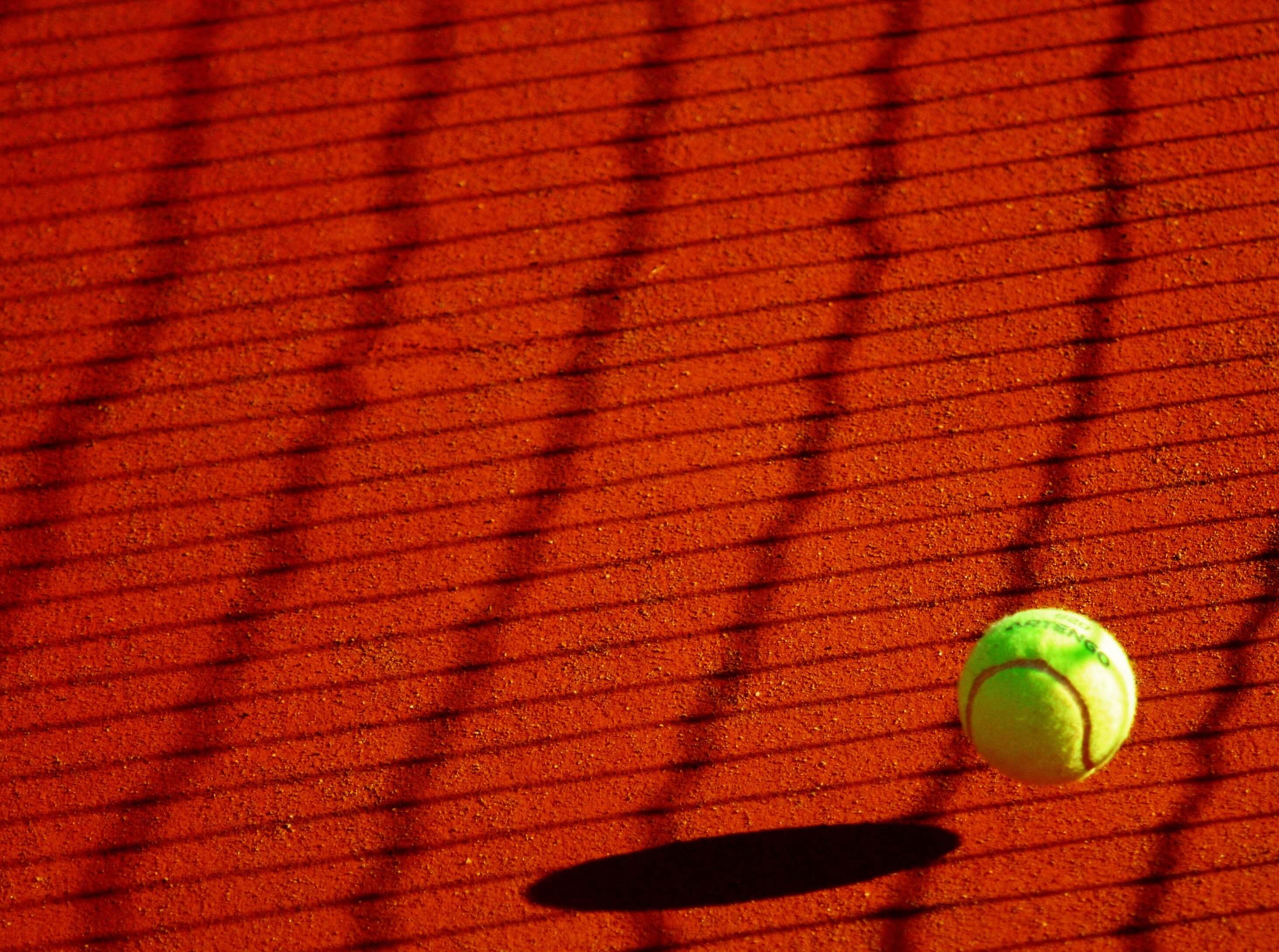 podskachashta tenis topka na korta